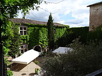 Chateau de Mauriac (48), Cour vue depuis la chambre 2